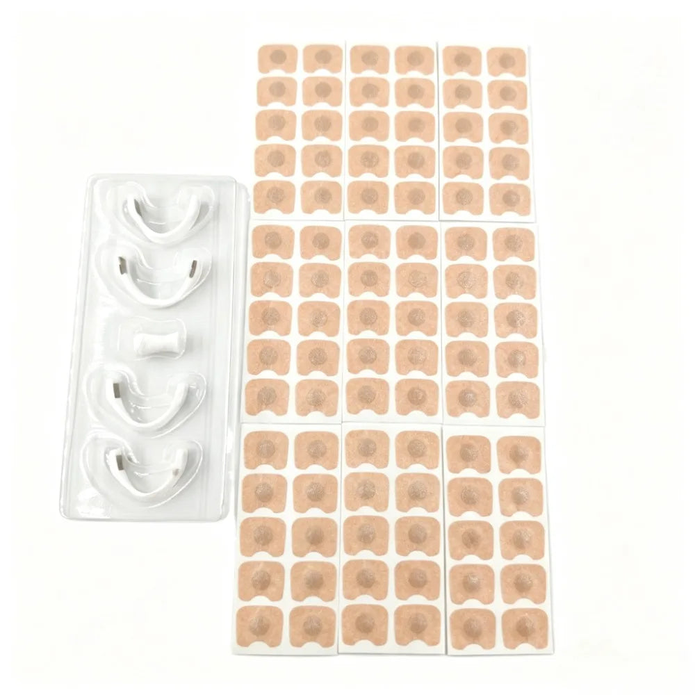 Plasturi nazali magnetici AC Store pentru reducerea congestiei nazale, vizibili pe nas în imagine.